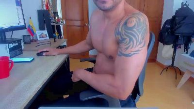 latinguy28 live cam on Cam4