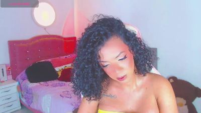 lauracollingsss live cam on Cam4