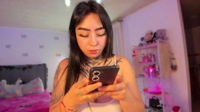 lauramillers live cam on Cam4