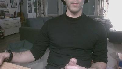 leo00870087 live male webcam from Estonia