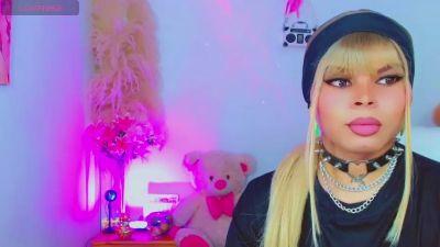 leslychaneldoll live cam on Cam4