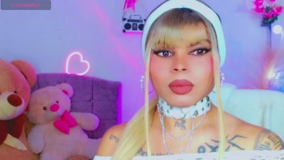 leslychaneldoll live cam on Cam4