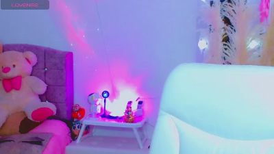 leslychaneldoll live cam on Cam4