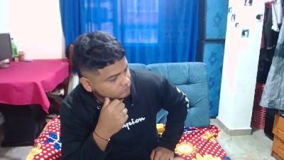 lili_latina live cam on Cam4