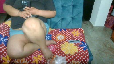 lili_latina live cam on Cam4