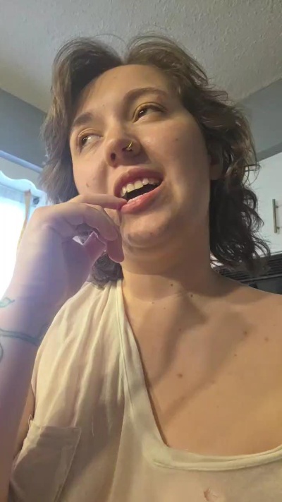lilylovegood04 live cam on Cam4