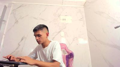 littlecum18 live cam on Cam4