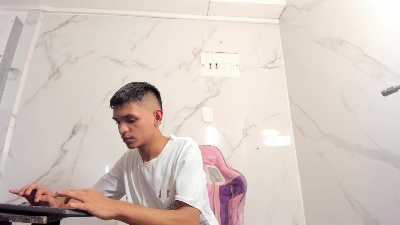littlecum18 live cam on Cam4