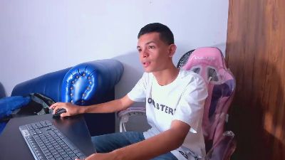 littlecum18 live cam on Cam4