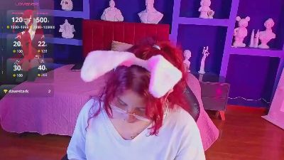 littlee_red live cam on Cam4