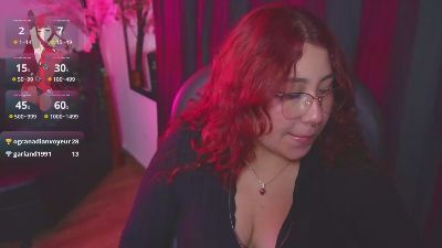 littlee_red live cam on Cam4