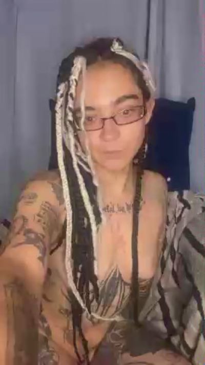 littleredhood live cam on Cam4