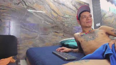 logan_wollf live cam on Cam4