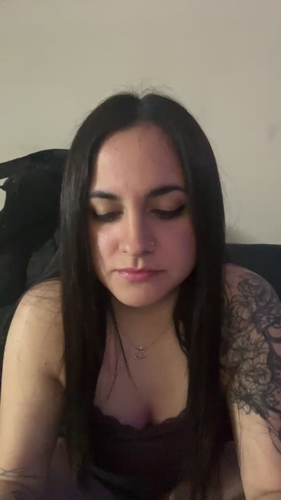 lola2032 live cam on Cam4