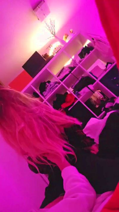 lola99_hot live female webcam from Switzerland