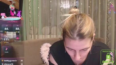 lovingfeetheels live cam on Cam4
