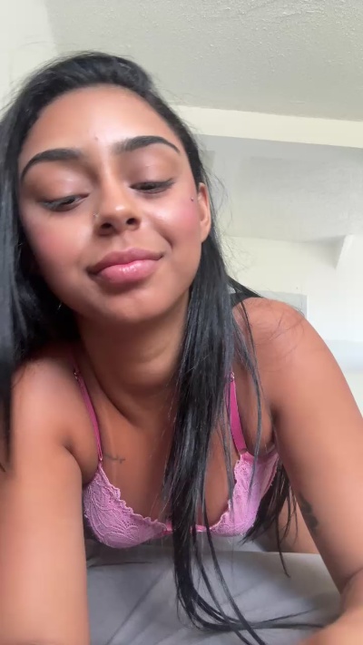 luara_00 live cam on Cam4