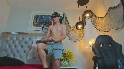 luca_white live cam on Cam4