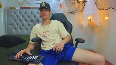 luca_white live cam on Cam4