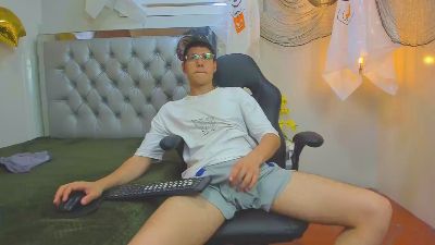 luca_white live cam on Cam4