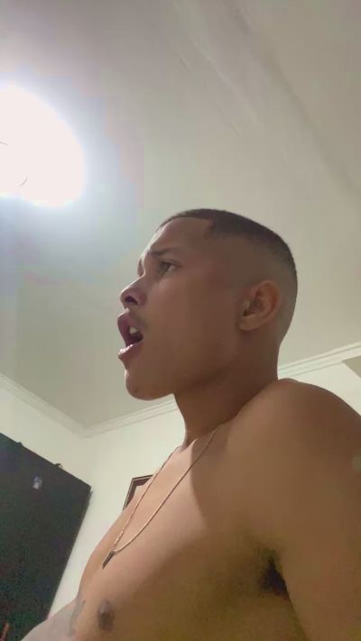 lucas7285 live cam on Cam4