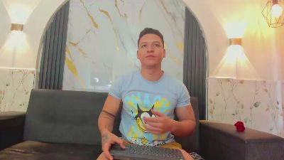 lucassimonee live cam on Cam4