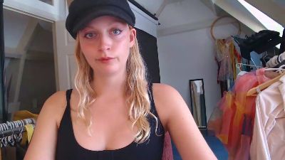lucyelena live cam on Cam4