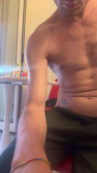 ludo899 live cam on Cam4