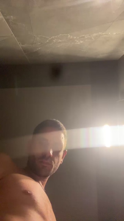 ludo899 live cam on Cam4