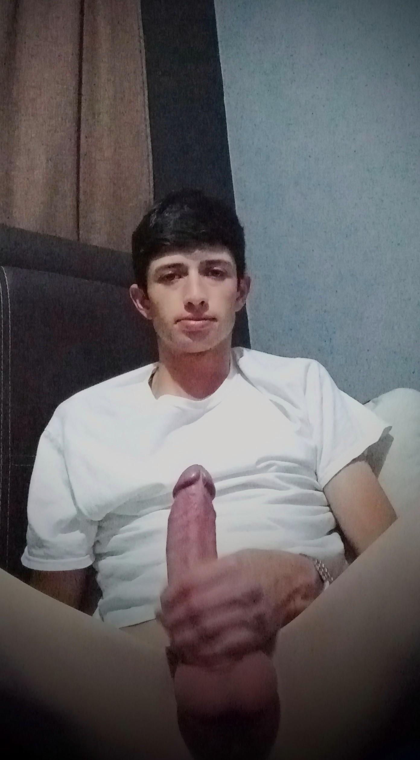 luisjoven5 live cam on Cam4