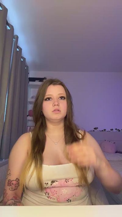 lulustrawb live cam on Cam4
