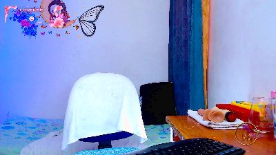 lyalatin4 live cam on Cam4