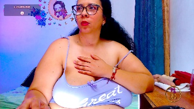 lyalatin4 live cam on Cam4