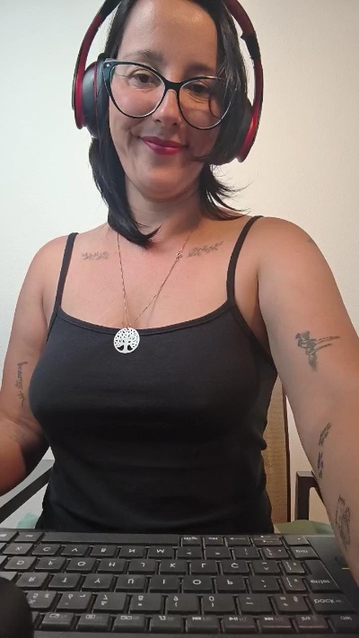 mahina84_ live cam on Cam4