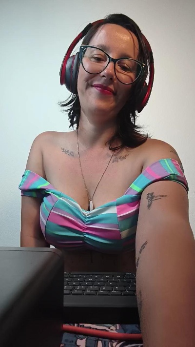 mahina84_ live cam on Cam4