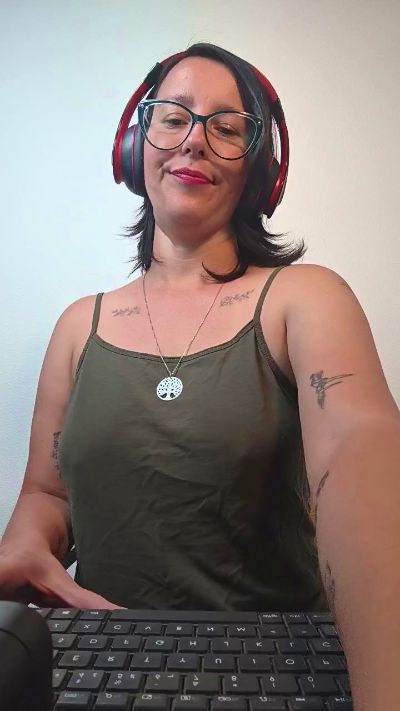 mahina84_ live cam on Cam4