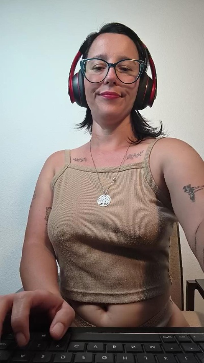 mahina84_ live cam on Cam4