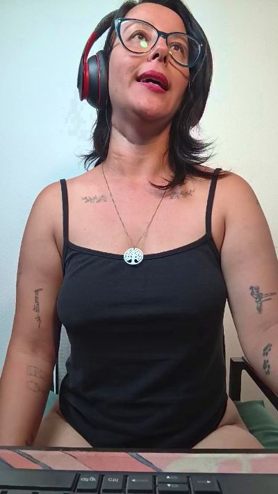 mahina84_ live cam on Cam4