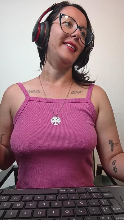 mahina84_ live cam on Cam4