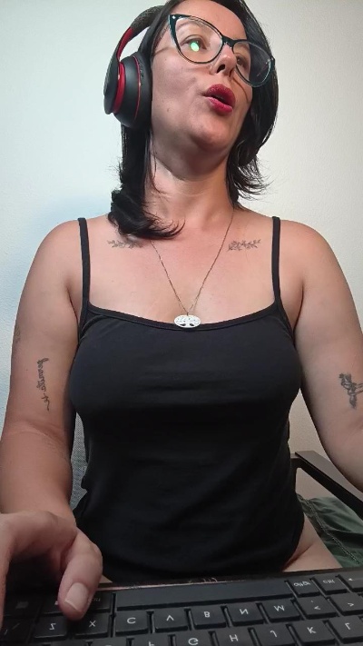 mahina84_ live cam on Cam4