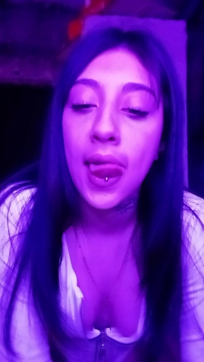 martinaa222 live cam on Cam4