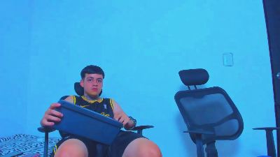 max_williamm live cam on Cam4