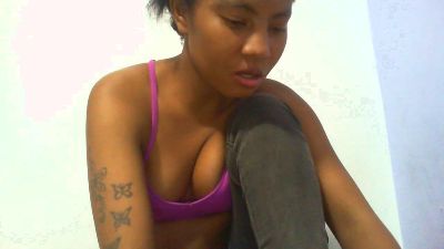 maylis24 live cam on Cam4