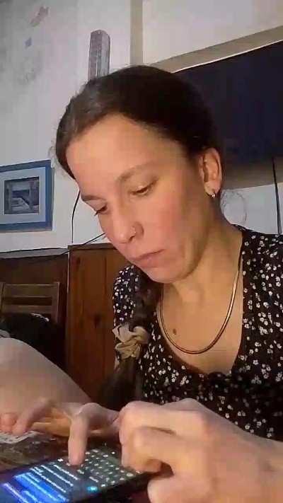 melu021 live cam on Cam4