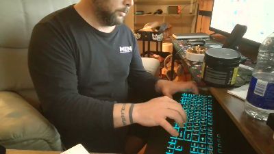 mikee986 live cam on Cam4