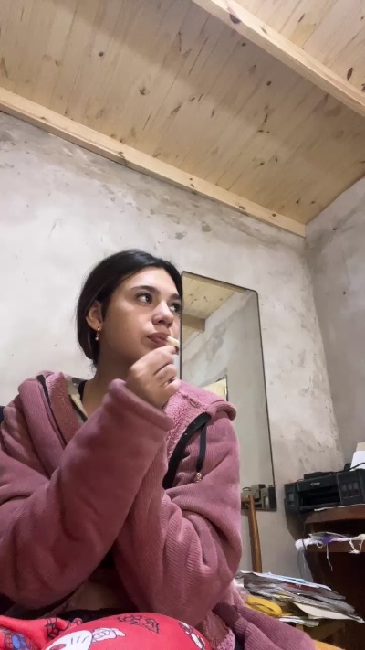 milagrossuwu live cam on Cam4
