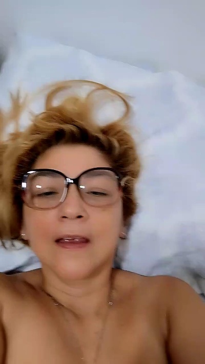 milfsexy1 live cam on Cam4