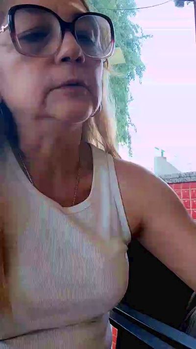 milfsexy1 live cam on Cam4