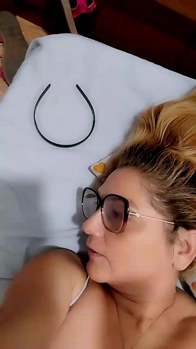 milfsexy1 live cam on Cam4