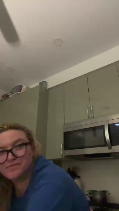 miss_itty_bitty live cam on Cam4